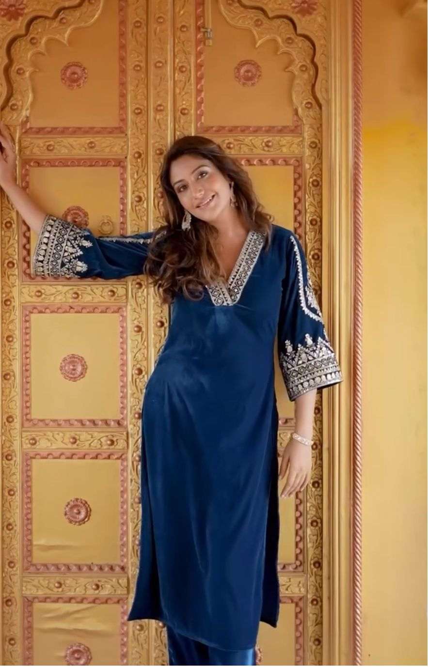 Beautiful velvet fabric designer kurta (set of 2)